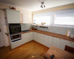 Kjøkkenfornyelse Fronter Herregård lakkert i farge krydderurt (lys grønn) Benkeplate: 38mm stav eik